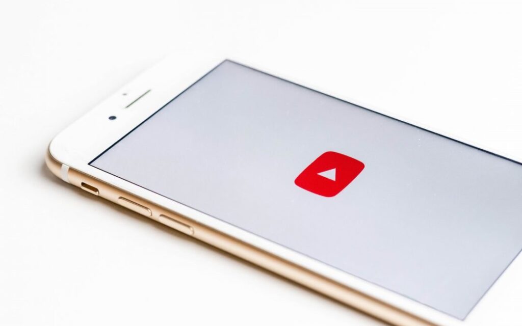 hvid iphone med youtube logo