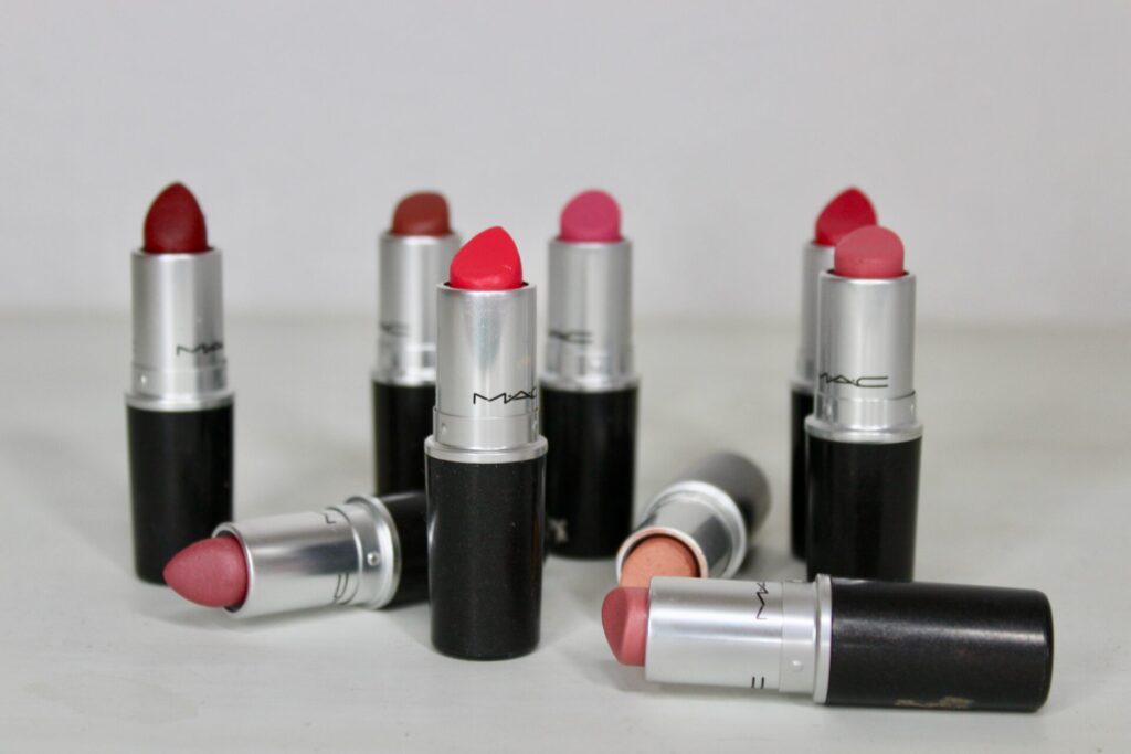 Kosmetiske produkter: læbestifter i forskellige farver