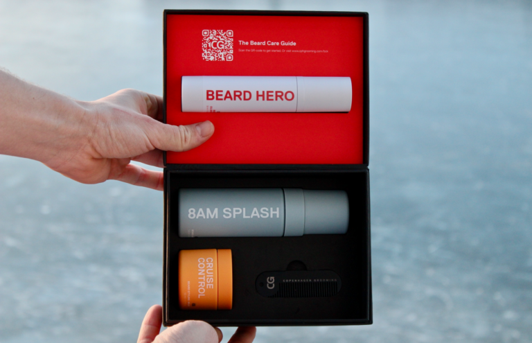 En hånd holder Copenhagen Groomings Beard Kit
