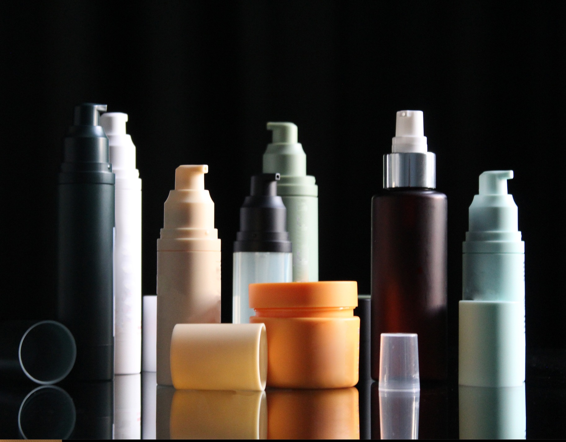 Kosmetikemballage i forskellige farver og typer
