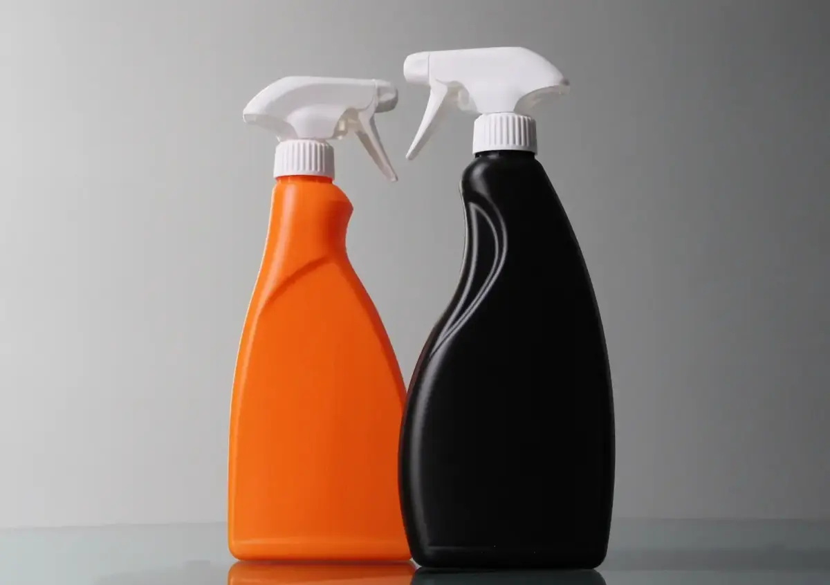 Orange og sort sprayflaske