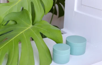 Blue cream jar in monomaterial