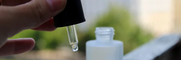 Dropper i matteret glas