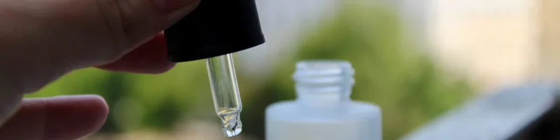 Dropper i matteret glas