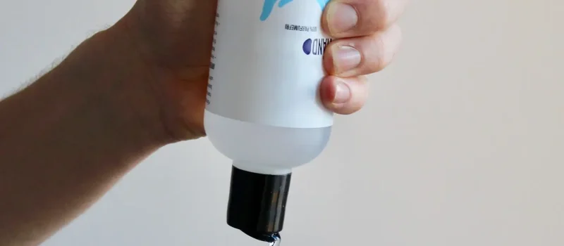 Emballage til desinfektion bliver holdt