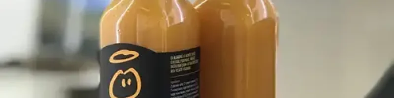 To flasker juice i plastflasker