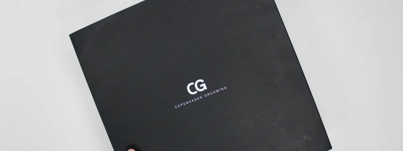Sort gaveæske med logo