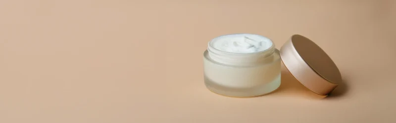 Åben krukke med metal låg Open jar with metal lid