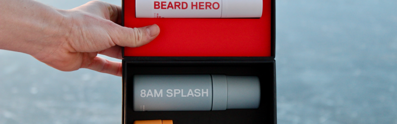En hånd holder Copenhagen Groomings Beard Kit