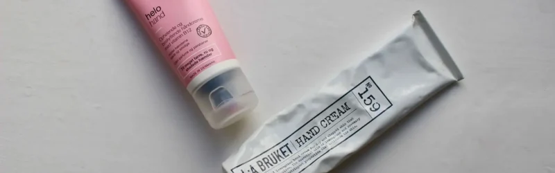 kosmetiktuber i pink og hvid